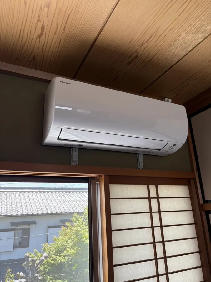 木目の壁に設置されていたエアコン